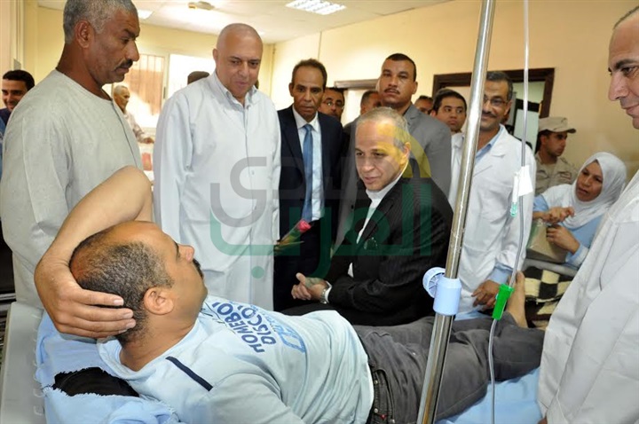 بالصور.. محافظ القليوبية يوزع الورود والهدايا على المرضى بمستشفى بنها الجامعى