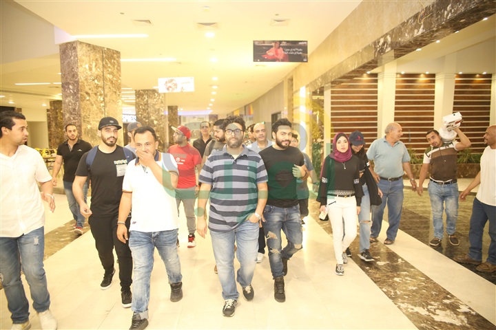 بالصور.. دخول مفاجىء لتامر حسني على جمهوره بسينما بوينت 90 تجبر الإدارة على إيقاف العرض بسبب الزحام بالصور.. دخول مفاجىء لتامر حسني على جمهوره بسينما بوينت 90 تجبر الإدارة على إيقاف العرض بسبب الزحام