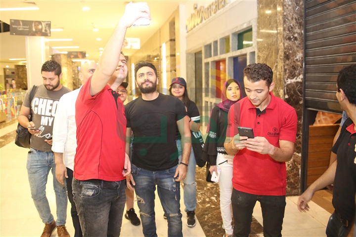 بالصور.. دخول مفاجىء لتامر حسني على جمهوره بسينما بوينت 90 تجبر الإدارة على إيقاف العرض بسبب الزحام بالصور.. دخول مفاجىء لتامر حسني على جمهوره بسينما بوينت 90 تجبر الإدارة على إيقاف العرض بسبب الزحام