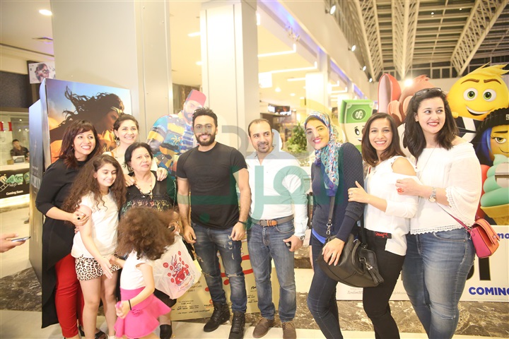 بالصور.. دخول مفاجىء لتامر حسني على جمهوره بسينما بوينت 90 تجبر الإدارة على إيقاف العرض بسبب الزحام بالصور.. دخول مفاجىء لتامر حسني على جمهوره بسينما بوينت 90 تجبر الإدارة على إيقاف العرض بسبب الزحام