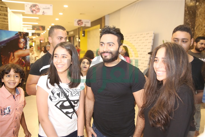 بالصور.. دخول مفاجىء لتامر حسني على جمهوره بسينما بوينت 90 تجبر الإدارة على إيقاف العرض بسبب الزحام بالصور.. دخول مفاجىء لتامر حسني على جمهوره بسينما بوينت 90 تجبر الإدارة على إيقاف العرض بسبب الزحام