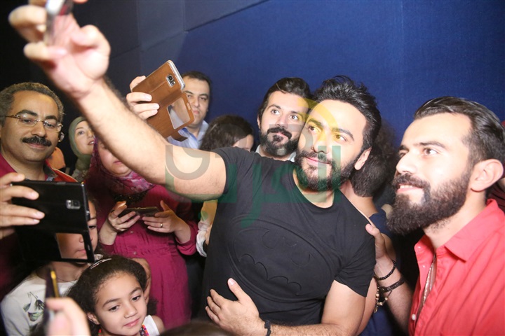 بالصور.. دخول مفاجىء لتامر حسني على جمهوره بسينما بوينت 90 تجبر الإدارة على إيقاف العرض بسبب الزحام بالصور.. دخول مفاجىء لتامر حسني على جمهوره بسينما بوينت 90 تجبر الإدارة على إيقاف العرض بسبب الزحام