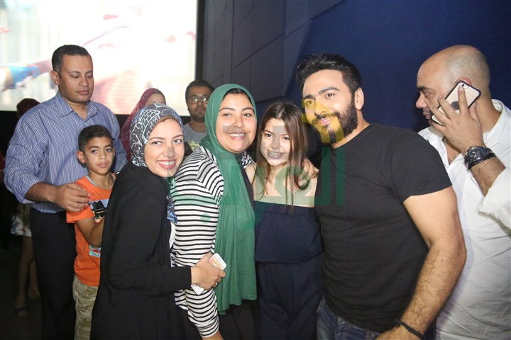 بالصور.. دخول مفاجىء لتامر حسني على جمهوره بسينما بوينت 90 تجبر الإدارة على إيقاف العرض بسبب الزحام بالصور.. دخول مفاجىء لتامر حسني على جمهوره بسينما بوينت 90 تجبر الإدارة على إيقاف العرض بسبب الزحام