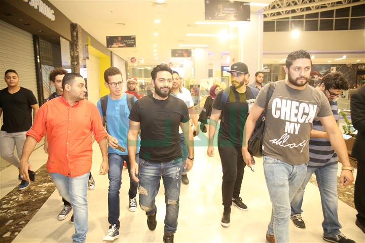 بالصور.. دخول مفاجىء لتامر حسني على جمهوره بسينما بوينت 90 تجبر الإدارة على إيقاف العرض بسبب الزحام بالصور.. دخول مفاجىء لتامر حسني على جمهوره بسينما بوينت 90 تجبر الإدارة على إيقاف العرض بسبب الزحام