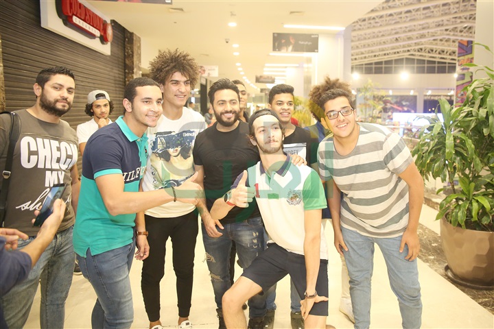 بالصور.. دخول مفاجىء لتامر حسني على جمهوره بسينما بوينت 90 تجبر الإدارة على إيقاف العرض بسبب الزحام بالصور.. دخول مفاجىء لتامر حسني على جمهوره بسينما بوينت 90 تجبر الإدارة على إيقاف العرض بسبب الزحام