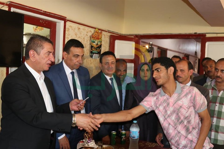 بالفيديو والصور..  محافظ كفر الشيخ يوزع العيدية على الأيتام