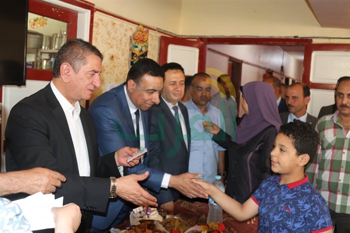 بالفيديو والصور..  محافظ كفر الشيخ يوزع العيدية على الأيتام