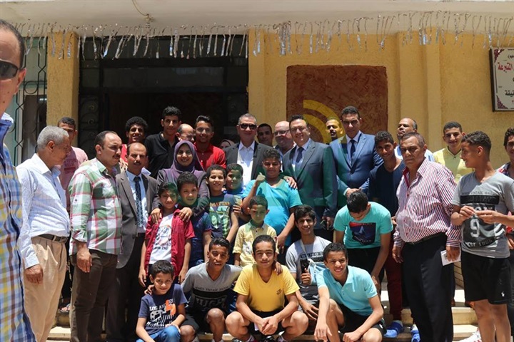 بالفيديو والصور..  محافظ كفر الشيخ يوزع العيدية على الأيتام