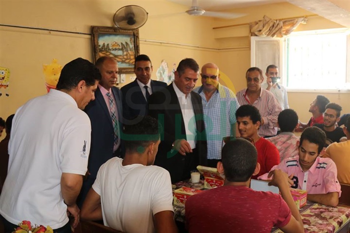 بالفيديو والصور..  محافظ كفر الشيخ يوزع العيدية على الأيتام