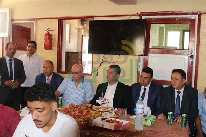بالفيديو والصور..  محافظ كفر الشيخ يوزع العيدية على الأيتام