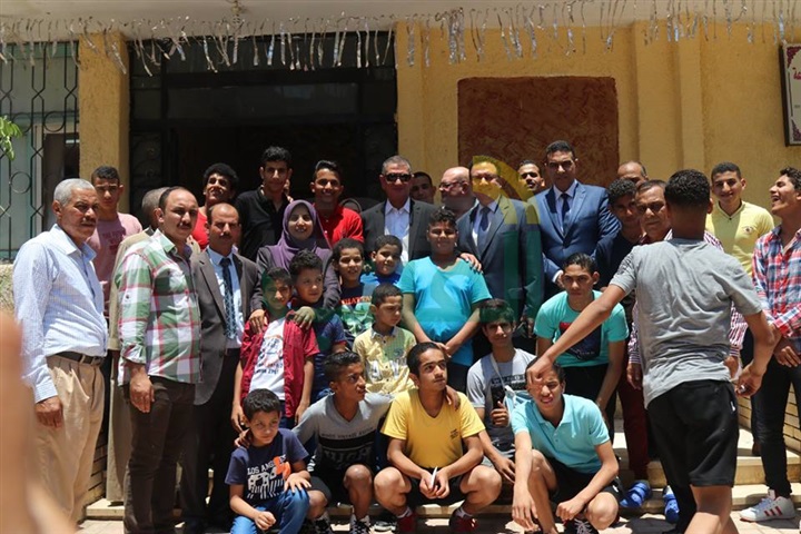 بالفيديو والصور..  محافظ كفر الشيخ يوزع العيدية على الأيتام