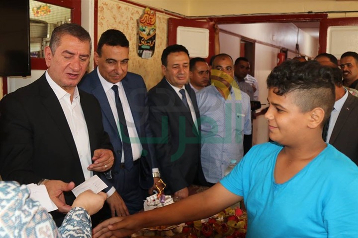 بالفيديو والصور..  محافظ كفر الشيخ يوزع العيدية على الأيتام
