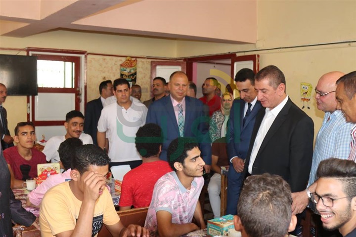 بالفيديو والصور..  محافظ كفر الشيخ يوزع العيدية على الأيتام