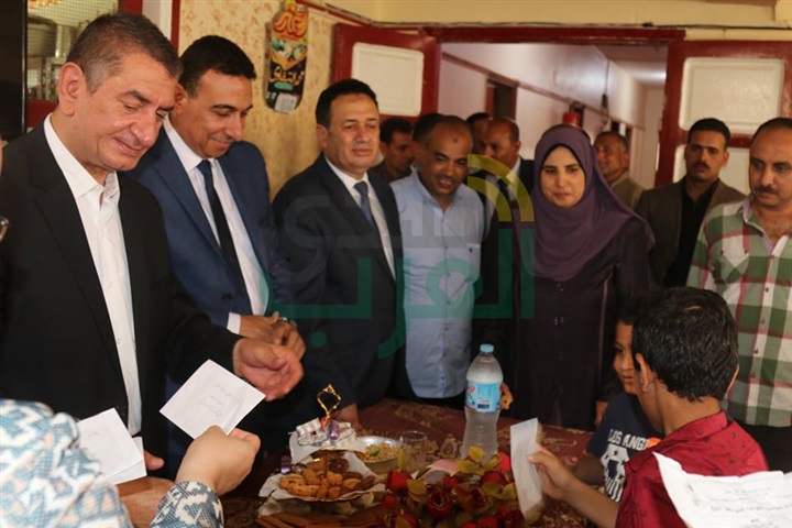 بالفيديو والصور..  محافظ كفر الشيخ يوزع العيدية على الأيتام