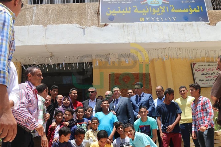بالفيديو والصور..  محافظ كفر الشيخ يوزع العيدية على الأيتام