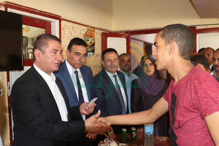 بالفيديو والصور..  محافظ كفر الشيخ يوزع العيدية على الأيتام