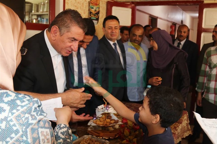 بالفيديو والصور..  محافظ كفر الشيخ يوزع العيدية على الأيتام