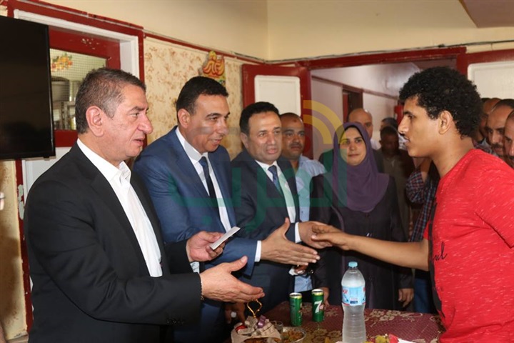 بالفيديو والصور..  محافظ كفر الشيخ يوزع العيدية على الأيتام