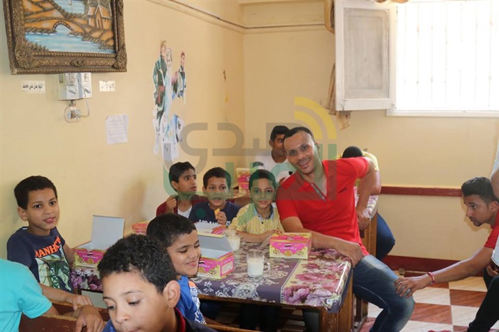 بالفيديو والصور..  محافظ كفر الشيخ يوزع العيدية على الأيتام