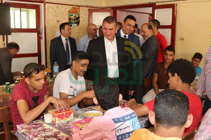 بالفيديو والصور..  محافظ كفر الشيخ يوزع العيدية على الأيتام