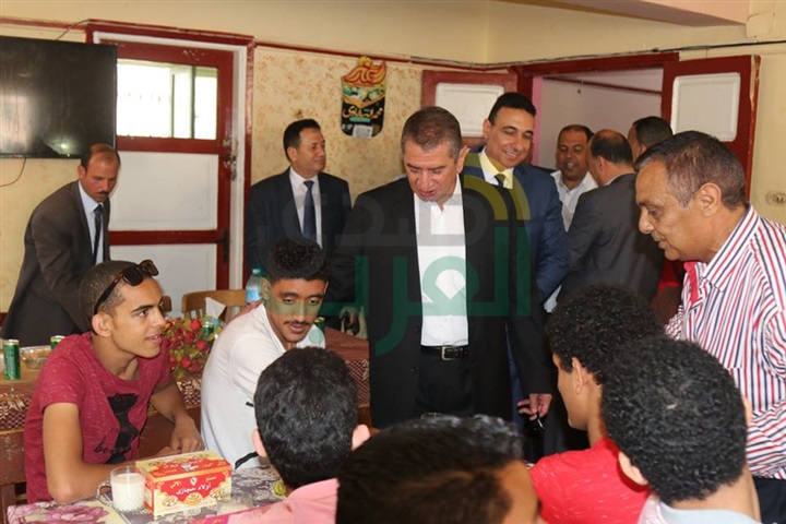 بالفيديو والصور..  محافظ كفر الشيخ يوزع العيدية على الأيتام