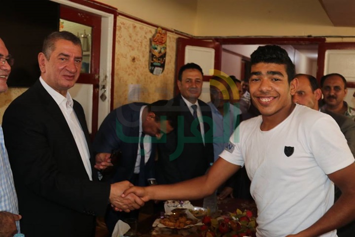 بالفيديو والصور..  محافظ كفر الشيخ يوزع العيدية على الأيتام