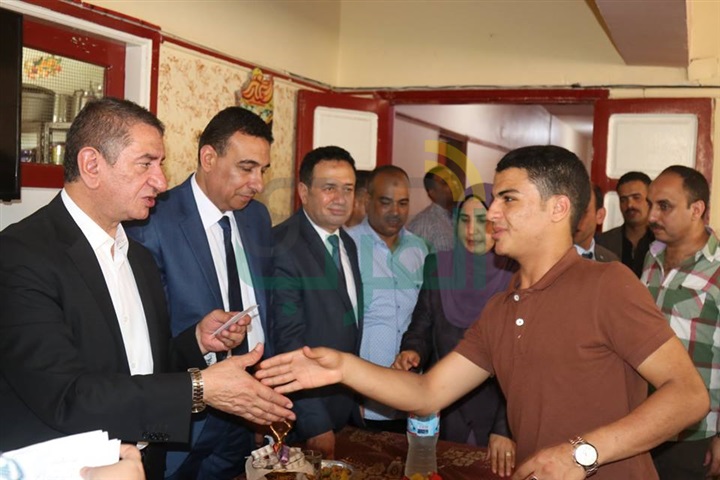 بالفيديو والصور..  محافظ كفر الشيخ يوزع العيدية على الأيتام