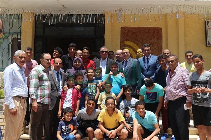 بالفيديو والصور..  محافظ كفر الشيخ يوزع العيدية على الأيتام