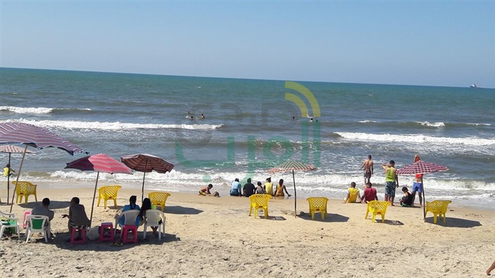 بالصور.. في احتفالات العيد.. فرحة أهالي كفر الشيخ بـمصيف «بلطيم» مذاق خاص