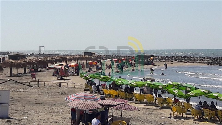 بالصور.. في احتفالات العيد.. فرحة أهالي كفر الشيخ بـمصيف «بلطيم» مذاق خاص