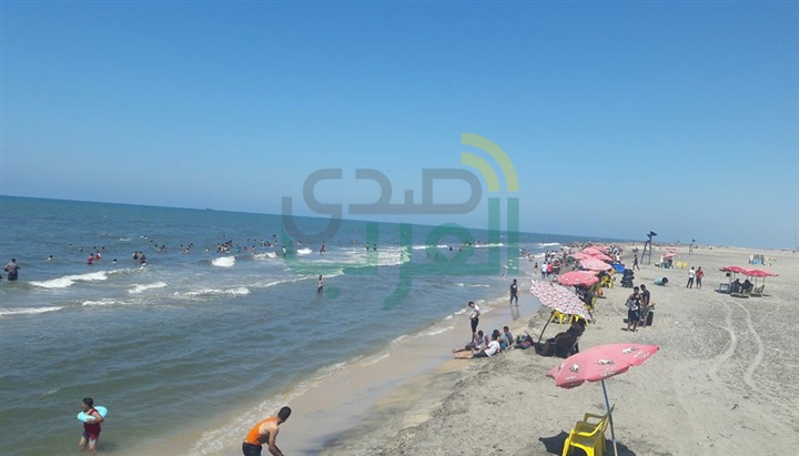 بالصور.. في احتفالات العيد.. فرحة أهالي كفر الشيخ بـمصيف «بلطيم» مذاق خاص