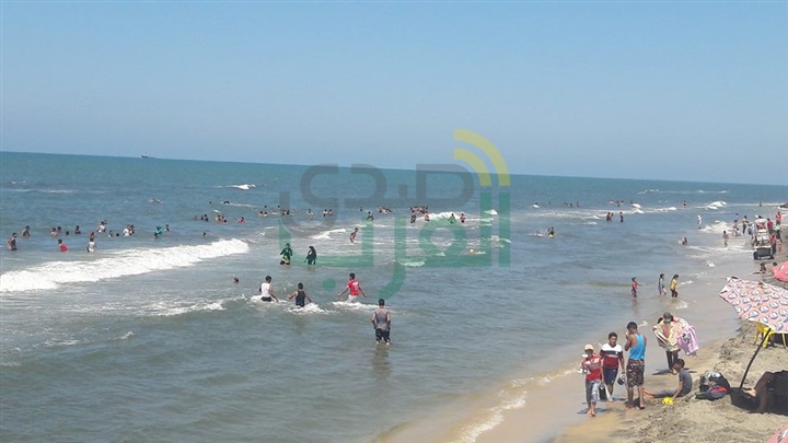 بالصور.. في احتفالات العيد.. فرحة أهالي كفر الشيخ بـمصيف «بلطيم» مذاق خاص