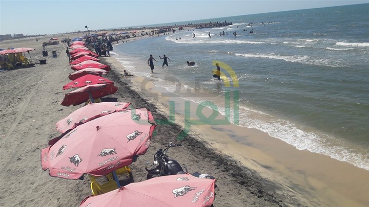 بالصور.. في احتفالات العيد.. فرحة أهالي كفر الشيخ بـمصيف «بلطيم» مذاق خاص
