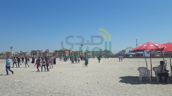 بالصور.. في احتفالات العيد.. فرحة أهالي كفر الشيخ بـمصيف «بلطيم» مذاق خاص