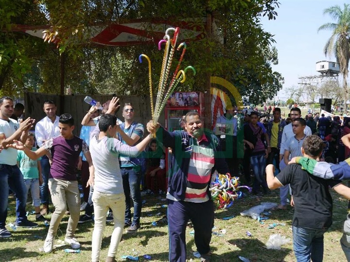 بالصور...امتلاء الحدائق فى ثانى أيام عيد الفطر فى القناطر الخيرية