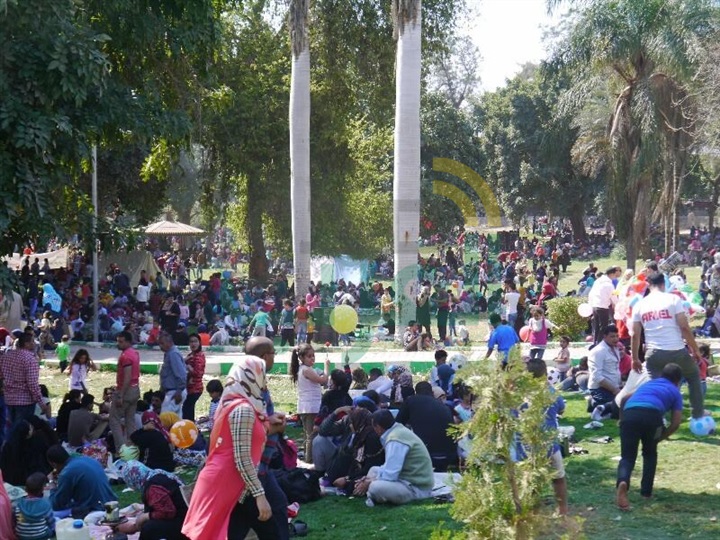 بالصور...امتلاء الحدائق فى ثانى أيام عيد الفطر فى القناطر الخيرية