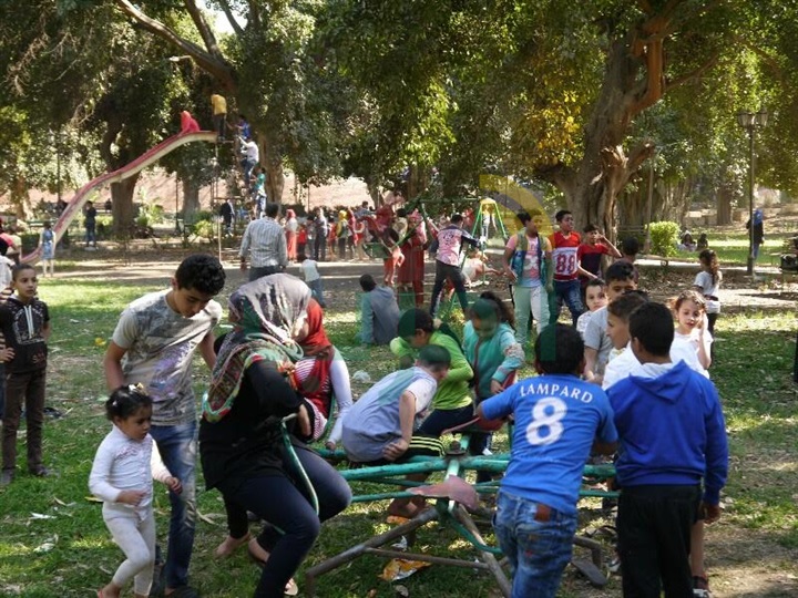 بالصور...امتلاء الحدائق فى ثانى أيام عيد الفطر فى القناطر الخيرية