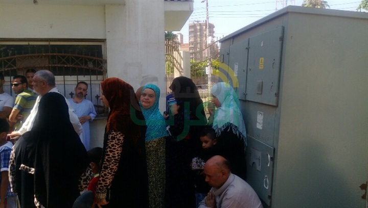 بالصور.. مستشفى بنها التعليمى يغلق أبوابه فى وجه المرضى