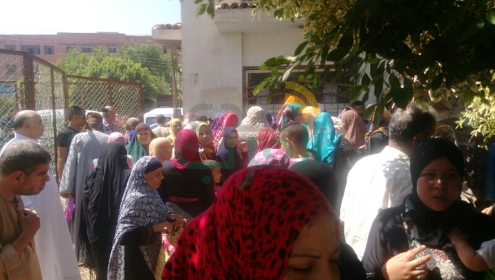 بالصور.. مستشفى بنها التعليمى يغلق أبوابه فى وجه المرضى