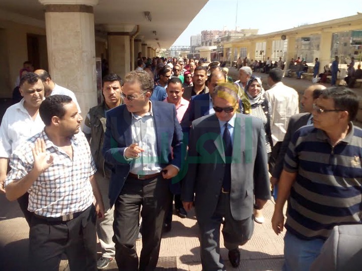 بالفيديو والصور.. وزير النقل ومحافظ كفرالشيخ يستقلان قطار الدرجة الثالثة 