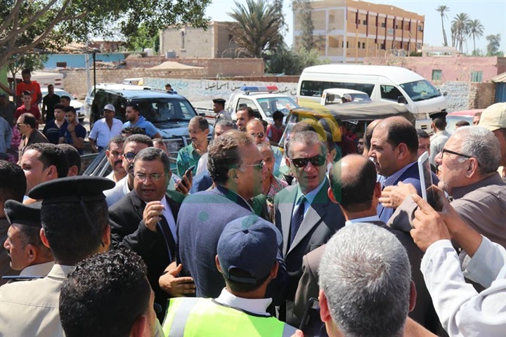 بالفيديو والصور.. وزير النقل ومحافظ كفرالشيخ يستقلان قطار الدرجة الثالثة 
