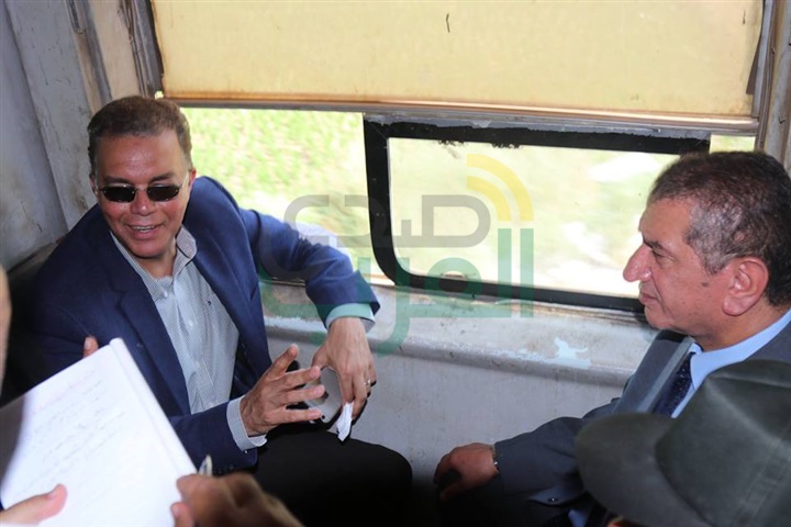 بالفيديو والصور.. وزير النقل ومحافظ كفرالشيخ يستقلان قطار الدرجة الثالثة 