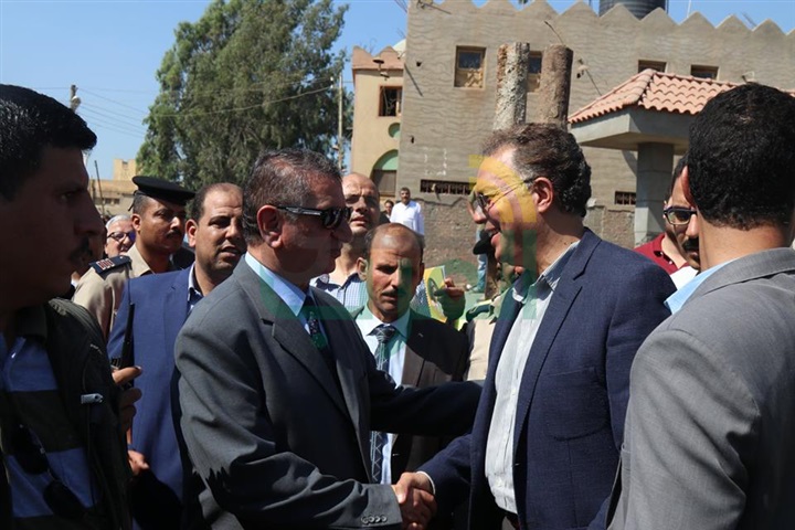 بالفيديو والصور.. وزير النقل ومحافظ كفرالشيخ يستقلان قطار الدرجة الثالثة 