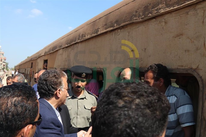 بالفيديو والصور.. وزير النقل ومحافظ كفرالشيخ يستقلان قطار الدرجة الثالثة 