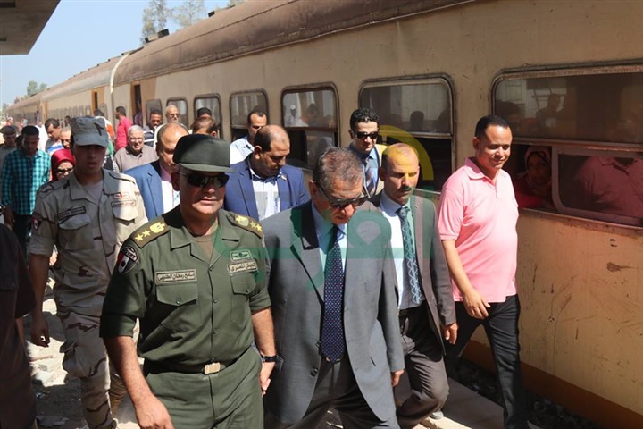 بالفيديو والصور.. وزير النقل ومحافظ كفرالشيخ يستقلان قطار الدرجة الثالثة 
