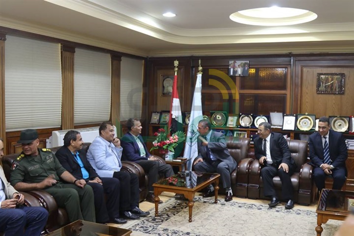 بالفيديو والصور.. وزير النقل ومحافظ كفرالشيخ يستقلان قطار الدرجة الثالثة 