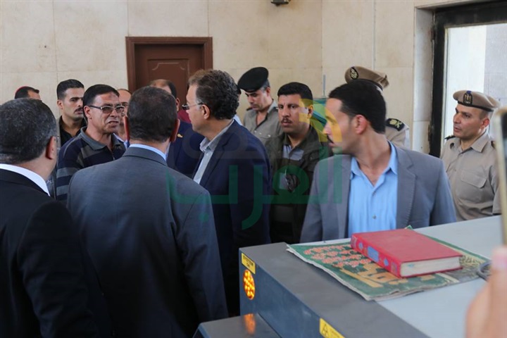 بالفيديو والصور.. وزير النقل ومحافظ كفرالشيخ يستقلان قطار الدرجة الثالثة 