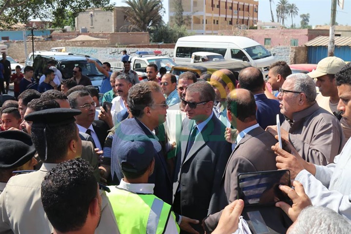 بالفيديو والصور.. وزير النقل ومحافظ كفرالشيخ يستقلان قطار الدرجة الثالثة 