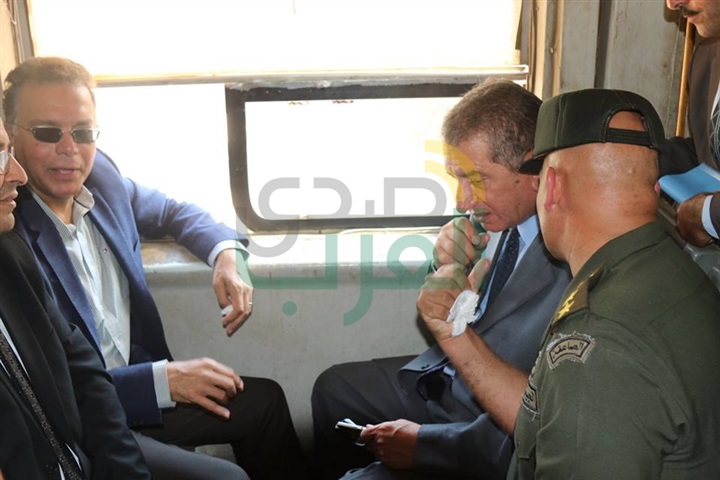 بالفيديو والصور.. وزير النقل ومحافظ كفرالشيخ يستقلان قطار الدرجة الثالثة 