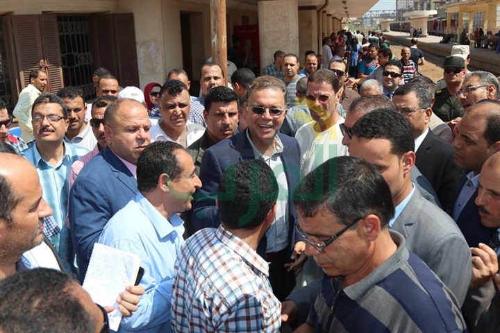بالفيديو والصور.. وزير النقل ومحافظ كفرالشيخ يستقلان قطار الدرجة الثالثة 